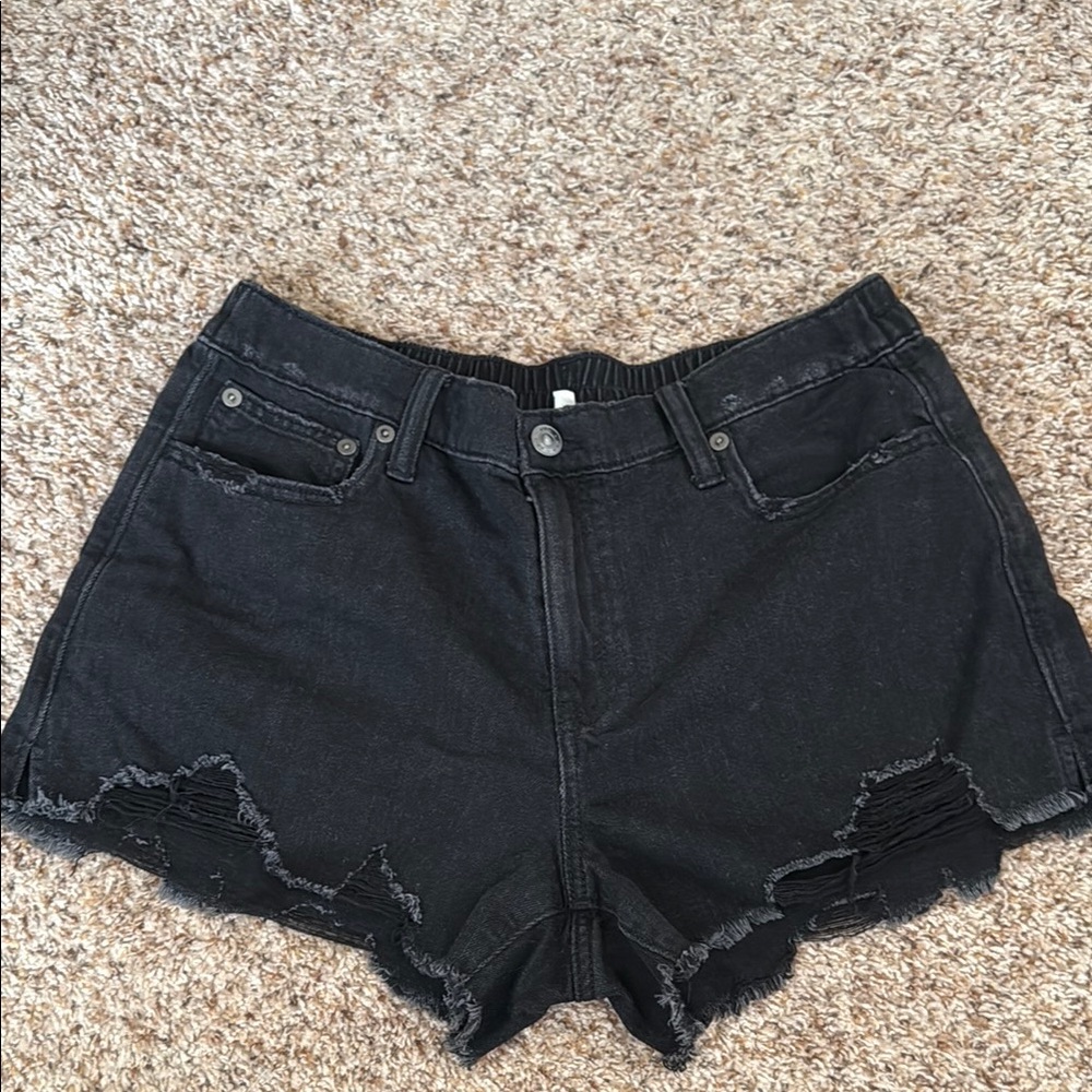 High-Waisted Black Jean Shorts with Frayed Hem